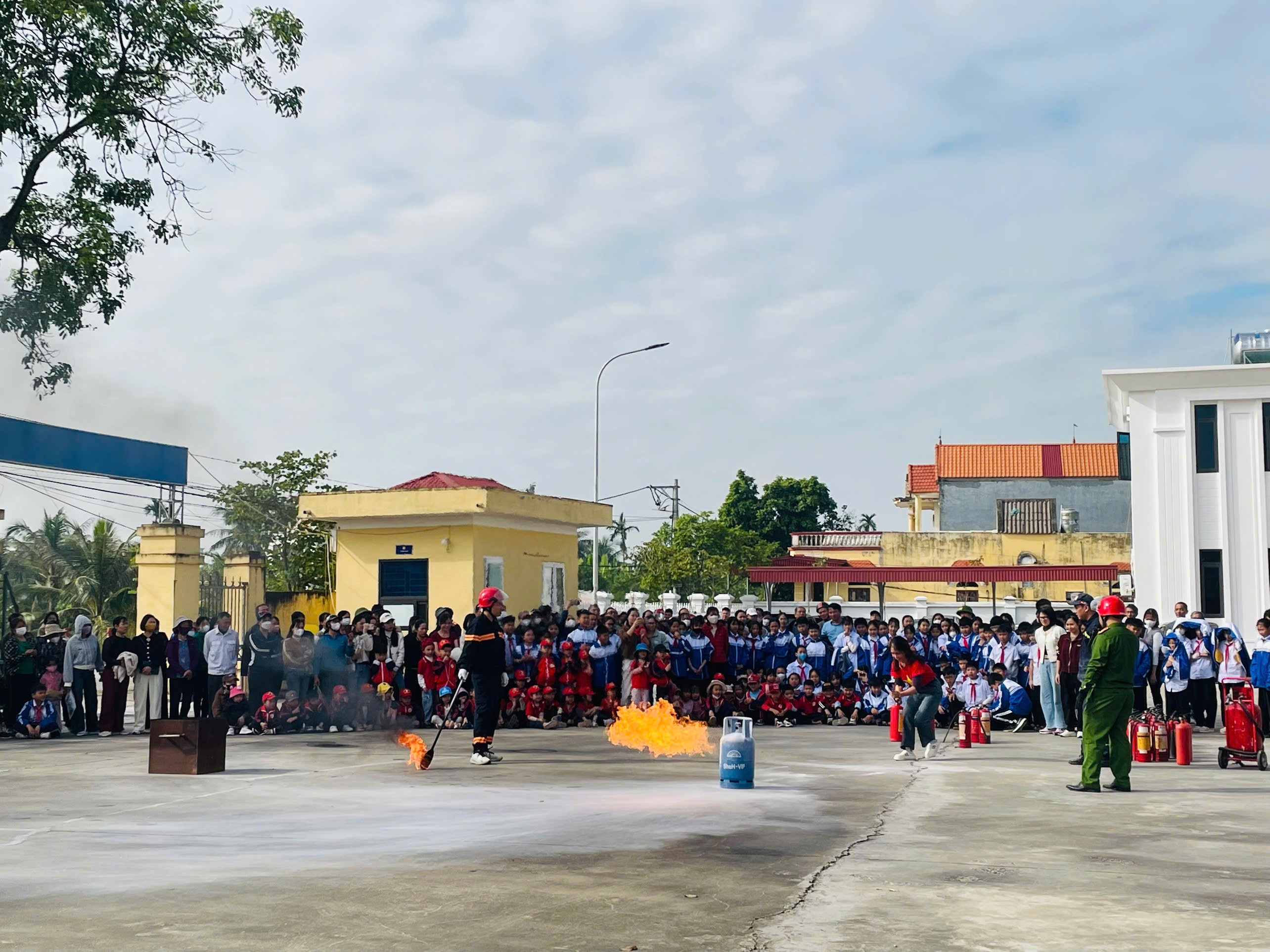 Tuyên truyền, tập huấn và thực hành kỹ năng phòng cháy, chữa cháy, cứu nạn, cứu hộ ở xã Chí Minh 